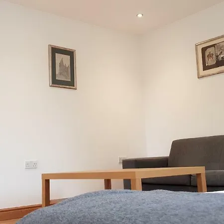 Stunning Place With 4 Beds Surrounded By A Golf Course דירה