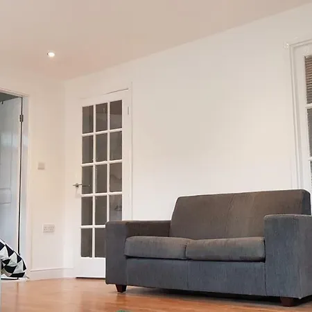Stunning Place With 4 Beds Surrounded By A Golf Course דירה *