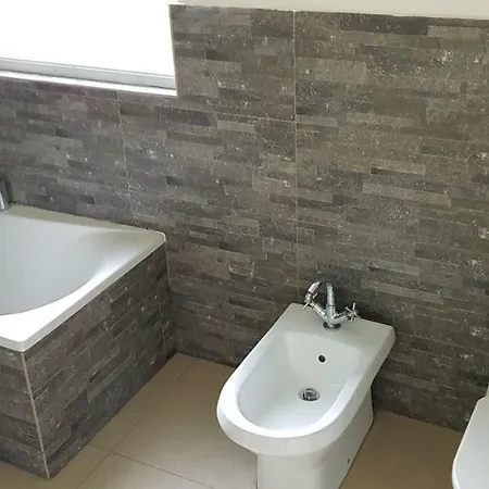 Stunning Place With 4 Beds Surrounded By A Golf Course דירה *