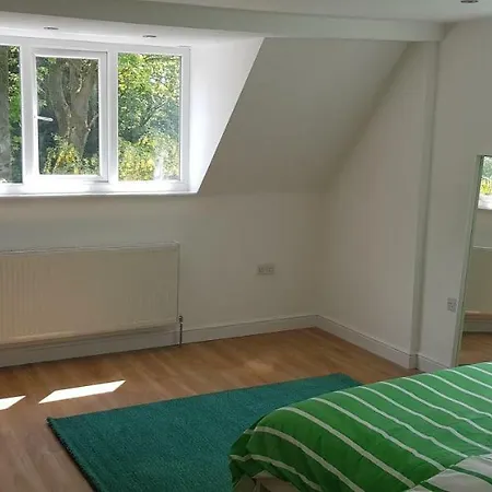 Stunning Place With 4 Beds Surrounded By A Golf Course