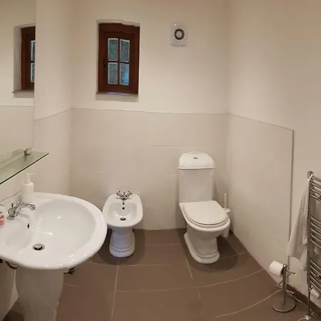 Stunning Place With 4 Beds Surrounded By A Golf Course