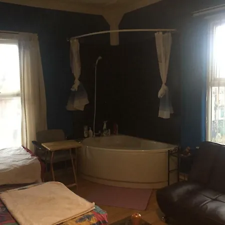 Spacious Town House בית אירוח