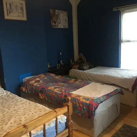 Spacious Town House בית אירוח מנצ'סטר