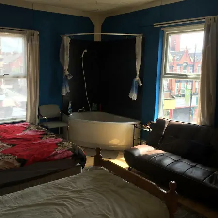 Spacious Town House בית אירוח מנצ'סטר