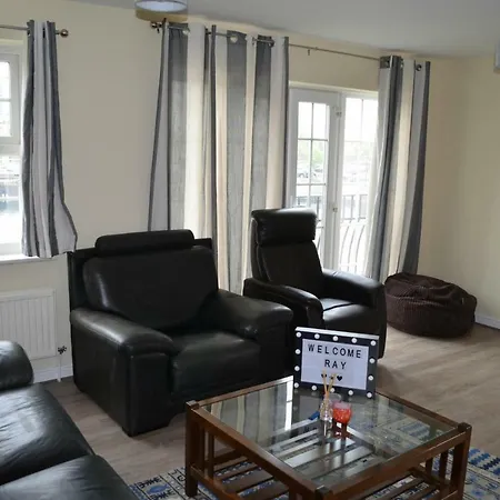 Merchants Quay Apartment *