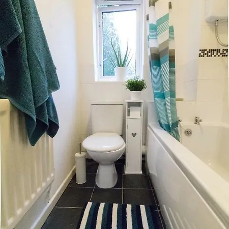 Ideal Next To Queens Park, * Manchester