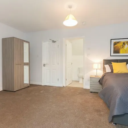 Дом отдыха New 6 Bed House 15 Min From Manchester! Free Parking Манчестер