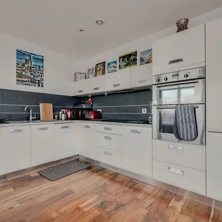 Stunning Modern 1br Apt W/ Balcony, Central Manc *