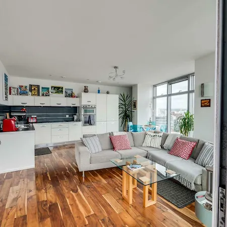 Stunning Modern 1br Apt W/ Balcony, Central Manc