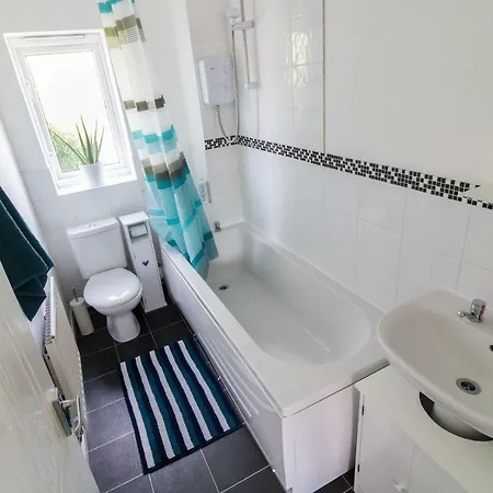 Ideal Next To Queens Park, Holiday home Manchester
