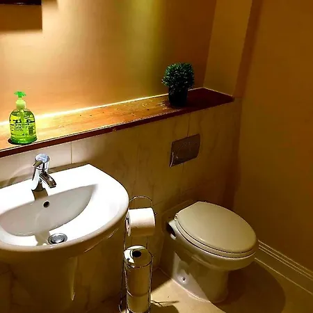 Spacious 2bedroom Near City Centre Apartment *