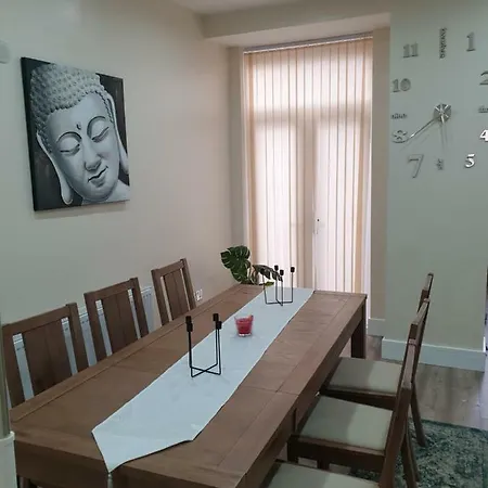 Spacious,bright ,brand New 4 Bedroom House,parking Available Feriehus Manchester