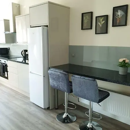 Spacious,bright ,brand New 4 Bedroom House,parking Available Feriehus *