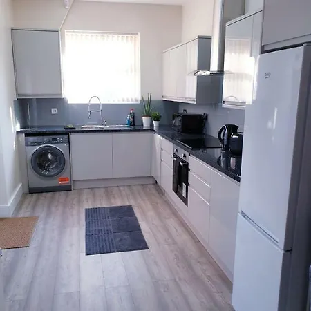 Spacious,bright ,brand New 4 Bedroom House,parking Available Feriehus
