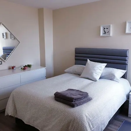 Spacious,bright ,brand New 4 Bedroom House,parking Available Feriehus *