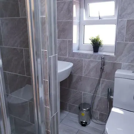 Feriehus Spacious,bright ,brand New 4 Bedroom House,parking Available