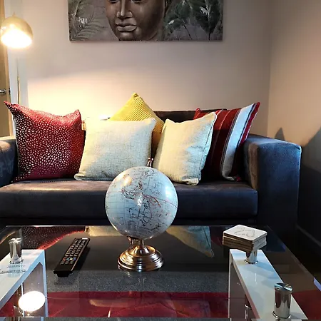 Centauri In Metro House Apartment