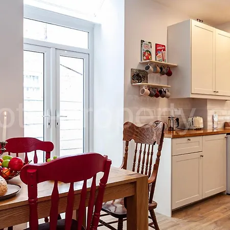 Fantastic Extended Megan House * Manchester