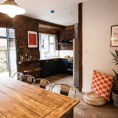 Fabulous House On The Outskirts Of The City Manchester