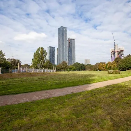 Modern House, Outskirts Of City Centre Semesterbostad