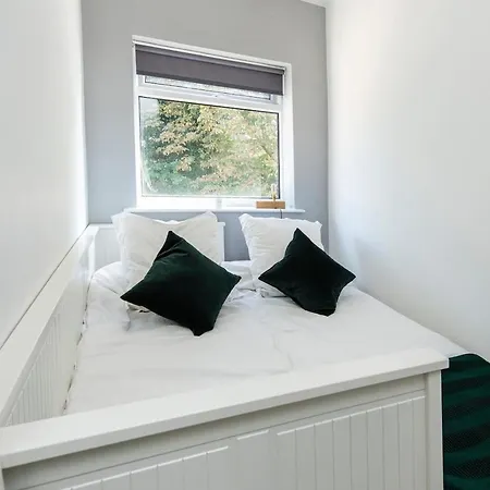Cosy For 4 In Stockport By Guestready