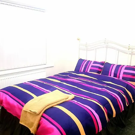 Modern & Spacious House With Parking & Garden Manchester