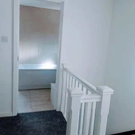 Holiday home Modern & Spacious House With Parking & Garden Manchester