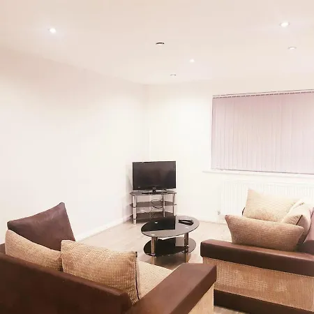 Modern & Spacious House With Parking & Garden Manchester