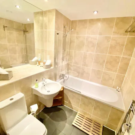 Stylish Loft With Parking - Two Bedroom - City Centre & Northern Quarter מנצ'סטר