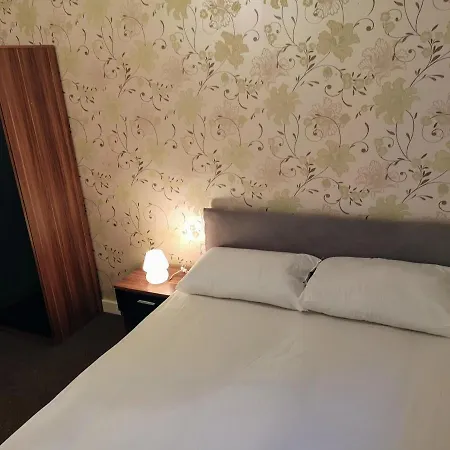Decent And Stylish 3 Bedroom Flat *