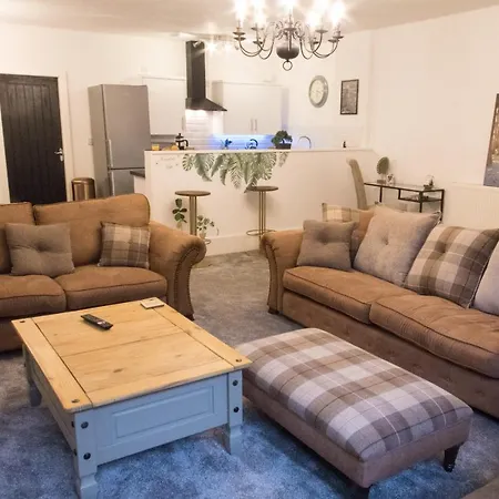 Ideal In Thorncliffe Apartment