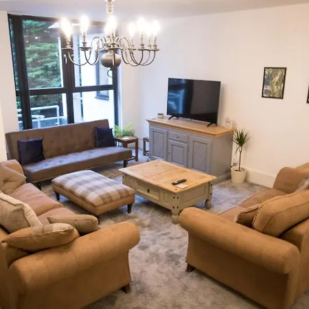 Ideal In Thorncliffe Apartment