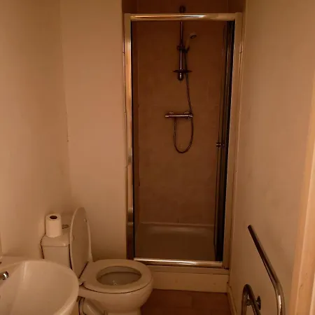 Decent And Stylish 3 Bedroom Flat *