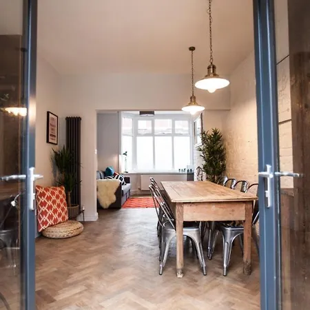 Fabulous House On The Outskirts Of The City Manchester