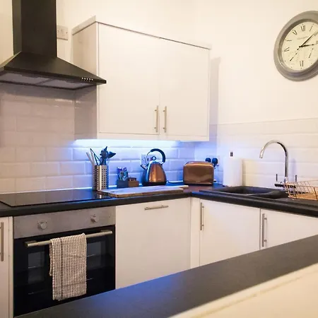Ideal In Thorncliffe Apartment