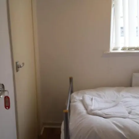 Wadesmill House Guest house