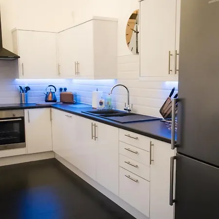 Ideal In Thorncliffe Apartment