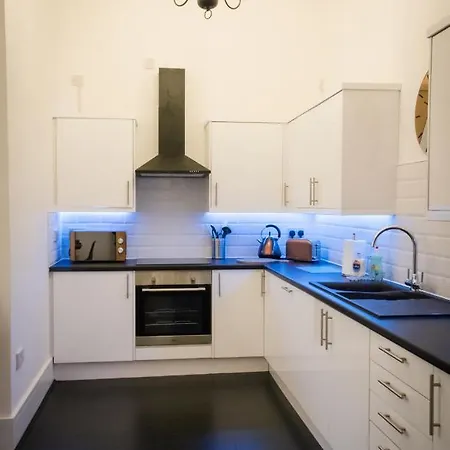 Ideal In Thorncliffe * Salford (Greater Manchester)