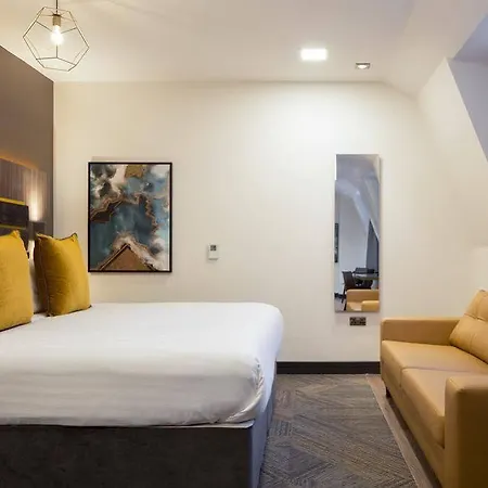 Aparthotel Roomzzz Victoria 4*