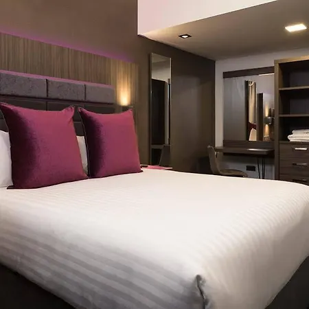 Roomzzz Victoria 4*
