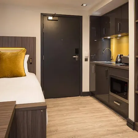 Roomzzz Victoria Aparthotel 4*