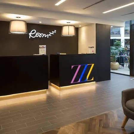 Aparthotel Roomzzz Victoria 4*