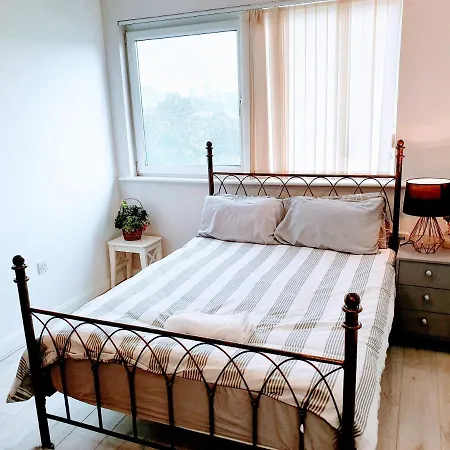 2 Bed Central With Balcony * Manchester