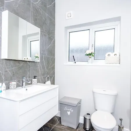 Дом отдыха 3 Bedroom House Salford Hosted By Mcr Dens Манчестер