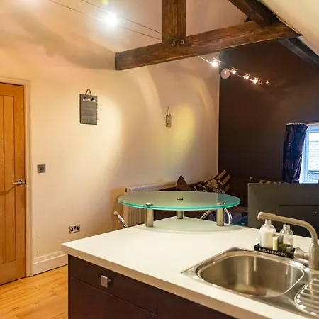 No.2 - The Old Red King Pub Mcr Apartment *