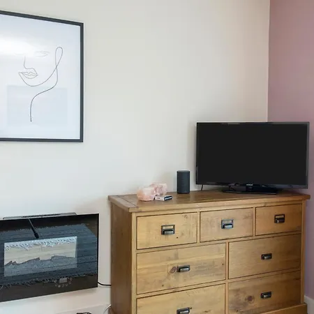 Apartment 1br Apt W Balcony Near By Guestready Manchester