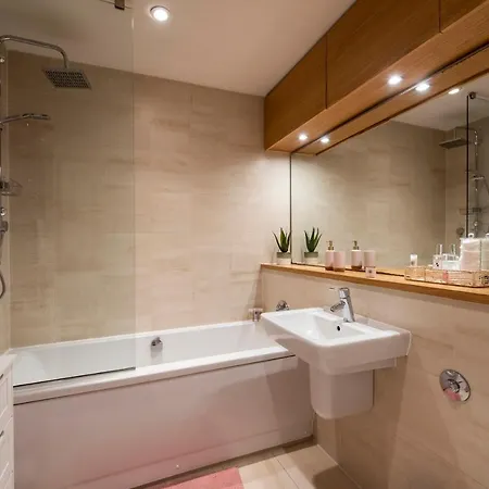 1br Apt W Balcony Near By Guestready Apartment Manchester