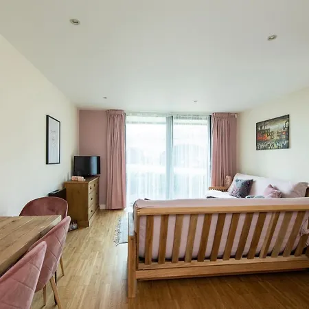 1br Apt W Balcony Near By Guestready Apartment