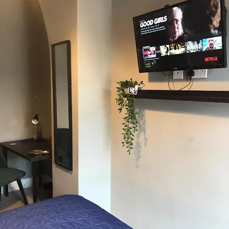 Guest house 3. Stylish Private Double Near Centre