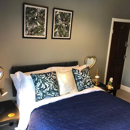 Guest house 3. Stylish Private Double Near Centre